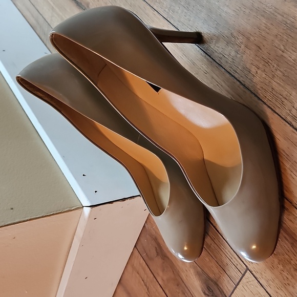 Ann Taylor Taupe Patent Leather Heels - 3.5" Round Toe, Size 7.5M - Picture 3 of 16